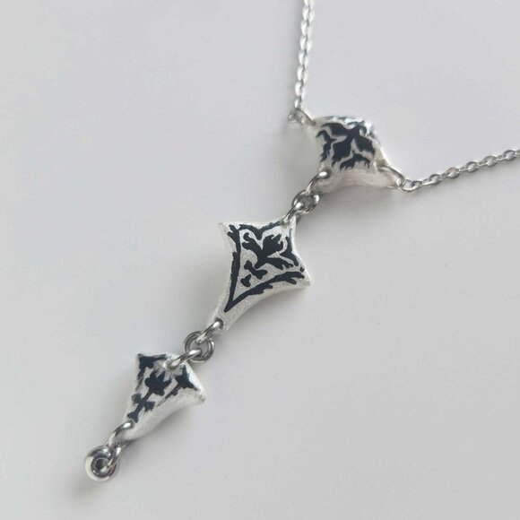 Vintage romantic gothic unique iridescent white pearl floral rosary necklace - Picture 7 of 8